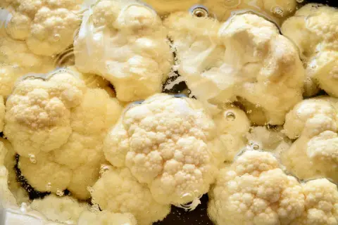 Różyczki kalafiora gotujące się w wodzie. Dowiedz się, jak długo gotować różyczki kalafiora, by były idealne.
