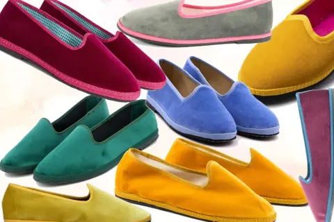 Un arcobaleno di scarpe veneziane in velluto: fucsia, verde smeraldo, blu elettrico, grigio, giallo ocra e bordeaux.