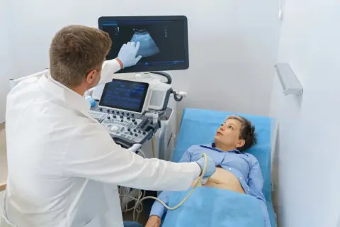 Arzt führt eine Ultraschalluntersuchung durch. Die Radiologie liefert wichtige Einblicke in den Körper der Patientin.