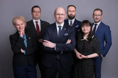 Zespół Ordo Iuris w formalnych strojach, gotowy do działania.