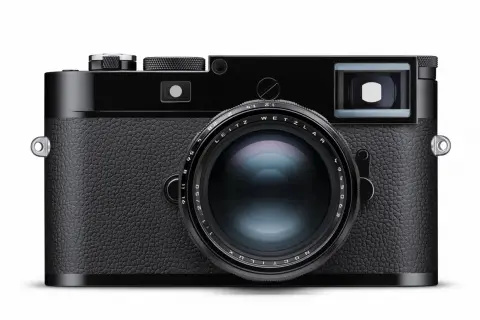 Elegancki, czarny aparat Leica z obiektywem Noctilux. Klasyczna marka aparatów fotograficznych, symbol jakości.