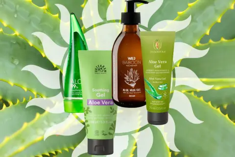 Vier Produkte mit Aloe Vera Gel Naturkosmetik, umhüllt von Aloe-Vera-Blättern.