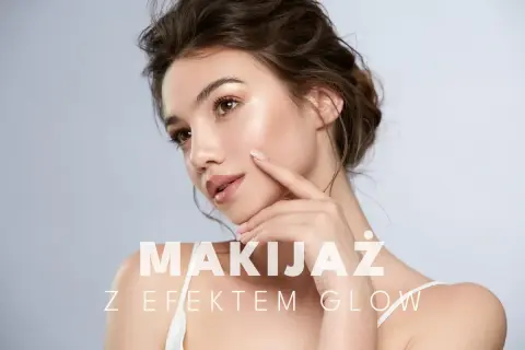Delikatne rozświetlenie twarzy modelki podkreśla jej naturalne piękno. Makijaż z efektem glow.