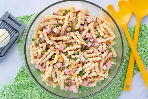 Ensalada de pasta con jamón, guisantes y maíz, cremosa y deliciosa. Perfecta para tu próxima receta ensalada de pasta con mayonesa.