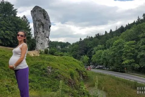 Kobieta w ciąży cieszy się pięknym krajobrazem, idealnym miejscem, gdzie na wakacje w ciąży.