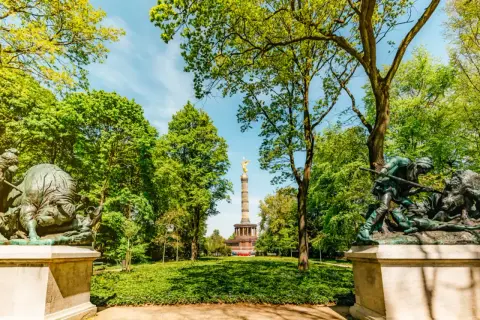 Bronzeskulpturen flankieren den Weg zum Siegessäule im Englischen Garten Berlin.