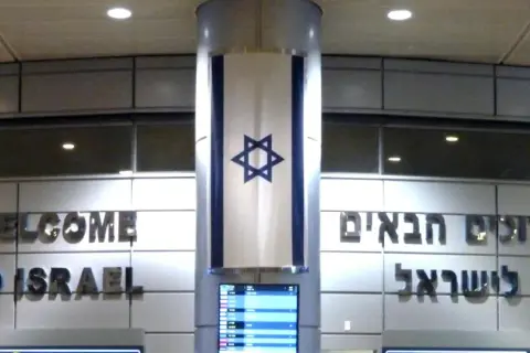 Powitanie w Izraelu. Flaga Izraela i napisy "Welcome to Israel" oraz "ברוכים הבאים לישראל" na lotnisku. Wiza do Izraela jest ważna.