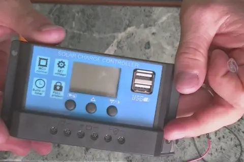 Jak prawidłowo podłączyć regulator napięcia 12V - kompletna instrukcja montażu