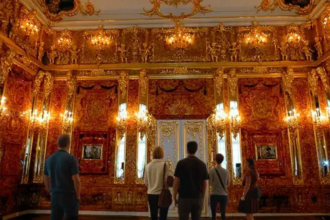 Zachwycająca bursztynowa komnata w Polsce, gdzie złociste zdobienia i bursztynowe panele tworzą magiczną atmosferę.
