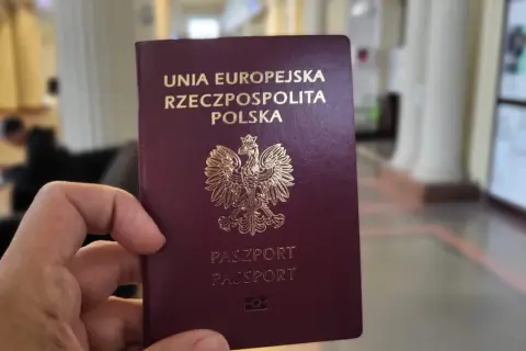 Dłoń trzyma polski paszport. Ważność paszportu jest kluczowa do podróży.