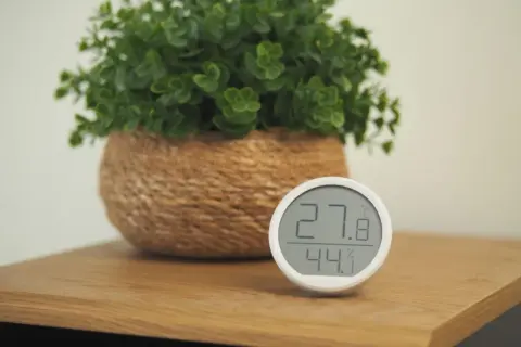Termometr pokazuje 27.8°C i 44% wilgotności. Aby dowiedzieć się, jak zwiekszyc wilgotnosc w domu, warto zwrócić uwagę na rośliny i nawilżacze.