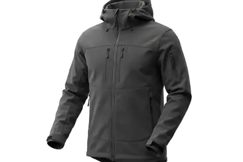 Szara kurtka softshell z kapturem i licznymi kieszeniami. Dowiedz się, jak prać softshell, by zachował swoje właściwości.