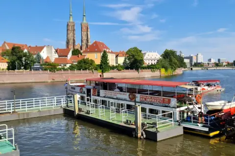Boote auf der Oder vor der malerischen Altstadt Breslau mit den Türmen der Kathedrale.