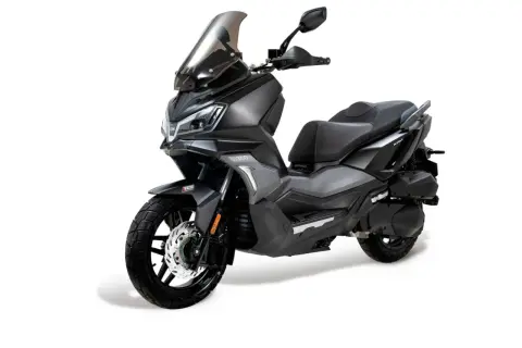 Scooter gris oscuro con parabrisas alto, asiento doble y detalles plateados. Una de las marcas de scooters más modernas.