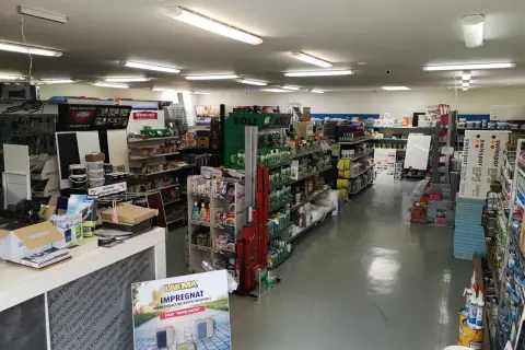 W sklepie lak bis sprzedaż materiałów wykończeniowych znajdziesz farby, impregnaty, chemię budowlaną i akcesoria.