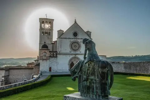 Asyż atrakcje: Odkryj najważniejsze miejsca i ich historię