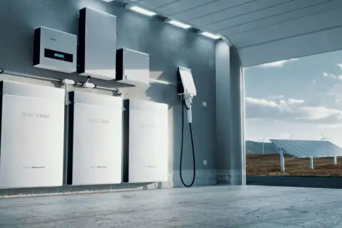 Nowoczesny magazyn energii do domu: panele słoneczne, turbiny wiatrowe i systemy akumulatorów litowo-jonowych zapewniające zrównoważoną przyszłość.