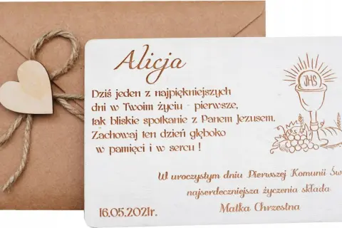 Drewniana kartka z życzeniami na komunię, ozdobiona motywem kielicha i winogron, na tle koperty.