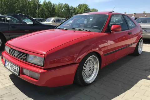 Czerwony Volkswagen Corrado z felgami BBS na zlocie samochodowym.