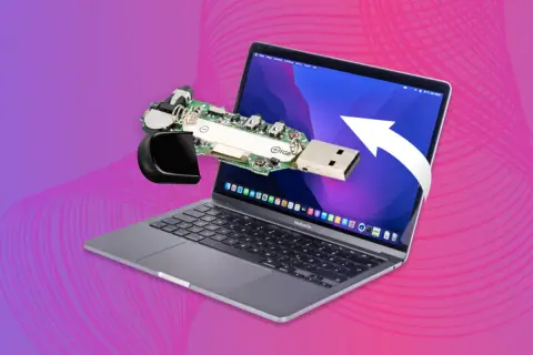 Macbook nie widzi pendrive. Rozłożony pendrive leży na ekranie laptopa, symbolizując problem z odczytem danych.