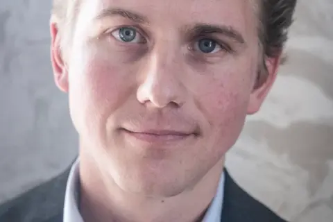 Närbild på Jacob Wallenberg Jr. med blå ögon och ett svagt leende.