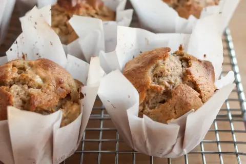 Domowe muffiny w papierowych papilotkach, które łatwo zrobić z papieru do pieczenia. Pyszne i pachnące wypieki.