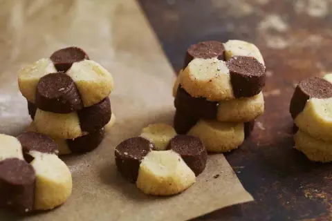 Schackrutiga kakor, perfekta för fikat. Ett enkelt recept på schackrutor som alla älskar.
