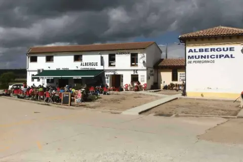 Albergues del Camino de Santiago, como este municipal, ofrecen descanso gratuito a peregrinos. Hay bar y tienda.