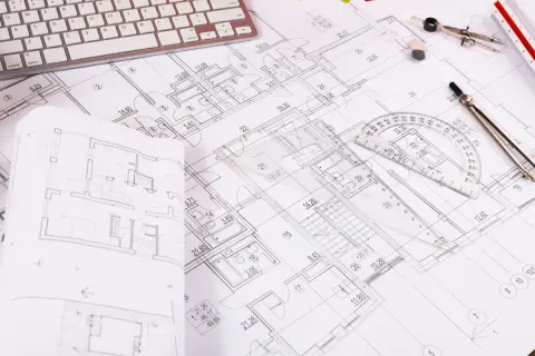 Rzut pokoju z widocznym planem architektonicznym, klawiaturą, cyrklem i linijką.