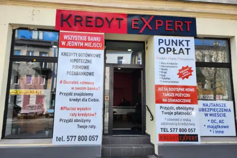 Elegancka fasada biura Kredyt Expert z informacjami o kredytach i opłatach.