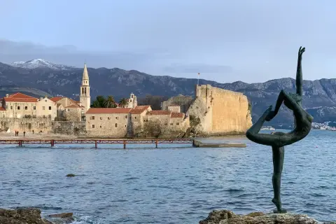 Posąg tancerki na tle Starego Miasta w Budvie. Idealne miejsce na weekendowy wypad do Czarnogóry.