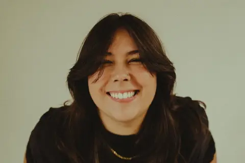 Uśmiechnięta Gigi Perez, jakby śpiewała "Sailor Song". Tekst piosenki w jej oczach.