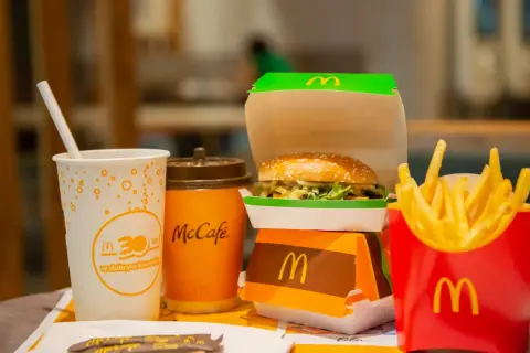 Zestaw z McDonald's: burger, frytki i napój. Zastanawiasz się, ile kalorii ma frytki z maka?