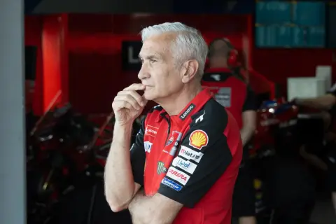 Davide Tardozzi, con su mano en la barbilla, reflexiona en el box de Ducati.