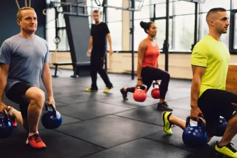 Czym jest crossfit? Odkryj jego zalety i unikalne ćwiczenia