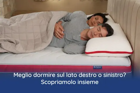 Coppia dorme abbracciata su un materasso. Meglio dormire sul lato destro o sinistro? Scopriamolo insieme.