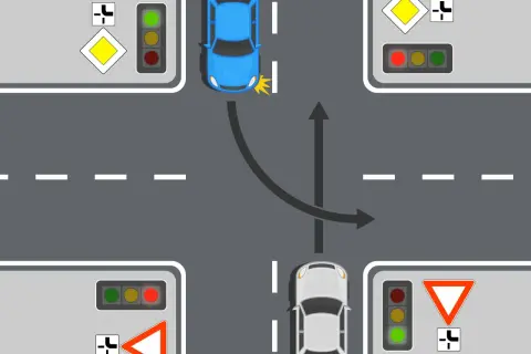 Kreuzung mit Ampel und Verkehrszeichen. Ein blauer PKW biegt ab, während ein weißer PKW geradeaus fährt.