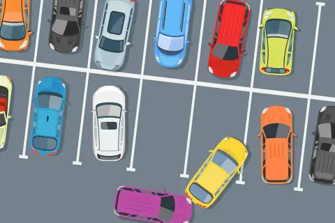 Bunte Autos auf einem Parkplatz. Ein gelbes Auto biegt von der Parkplatz Ausfahrt ab, Vorfahrt beachten.