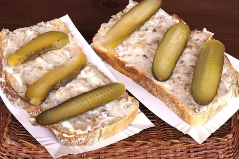 Chleb ze smalcem i ogórkiem kiszonym, jak u babci. Pyszny domowy smalec przepis babci.