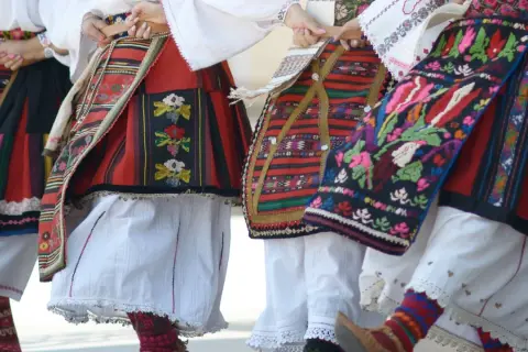 Tancerki w barwnych, tradycyjnych strojach ludowych, tworzące barwny korowód podczas jednego z festiwali w Polsce.
