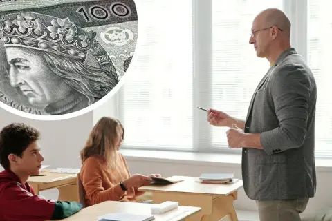 Nauczyciel klas 1-3 prowadzi lekcję, a w tle widać polskie banknoty. Ile zarabia nauczyciel klas 1-3?