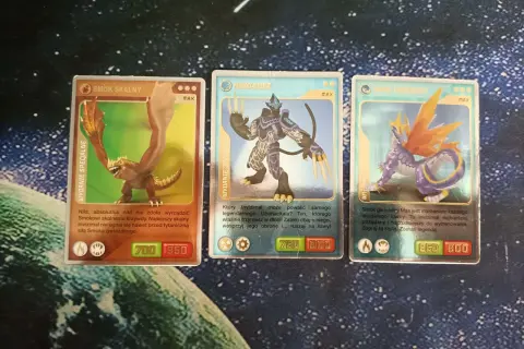 Karty Invizimals: Smok Skalny (700/950), Neko-Suke (750/900), Smok Gwiezdny (950/800).