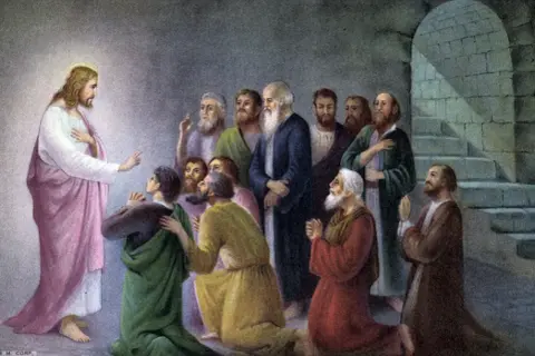 Jezus spreekt tot zijn discipelen. Wie waren de apostelen van Jezus? Hier zie je hen, luisterend en biddend.