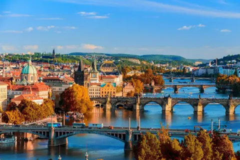 Praga jesienią, z wieloma mostami na Wełtawie. Ciekawe ciekawostki o Czechach czekają na odkrycie w tym pięknym mieście.