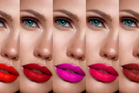 Cinq paires de lèvres, chacune avec une couleur de rouge à lèvres différente, montrant comment mettre du rouge à lèvres pour un look vibrant.