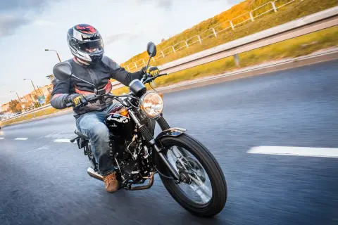 Czy motorowerem można jeździć bez prawa jazdy? Sprawdź, kto może!