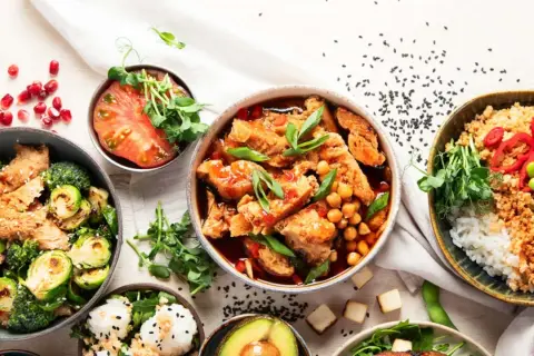 Leckere Fitness Rezepte für Muskelaufbau: Bunte Bowls mit Hähnchen, Tofu, Gemüse und Reis. Gesund und sättigend!