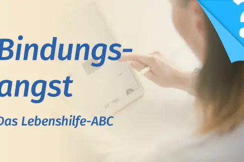 Ein Tablet zeigt den Text "Bindungsangst - Das Lebenshilfe-ABC". Jemand berührt den Bildschirm, als ob er er hat angst vor mir.
