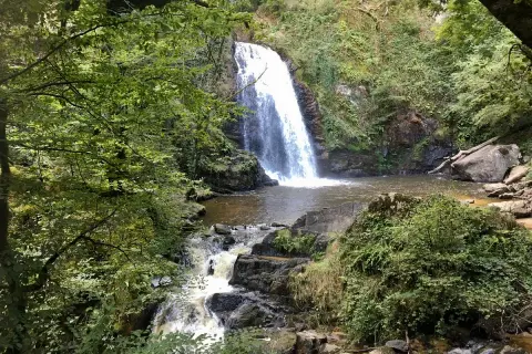 Magnifique cascade de Murel, un trésor naturel sur cet itinéraire verdoyant. L'eau dévale la roche, entourée d'une végétation luxuriante.