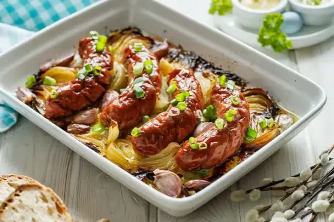 Prosta i smaczna kiełbasa z piekarnika z cebulą na szybki obiad